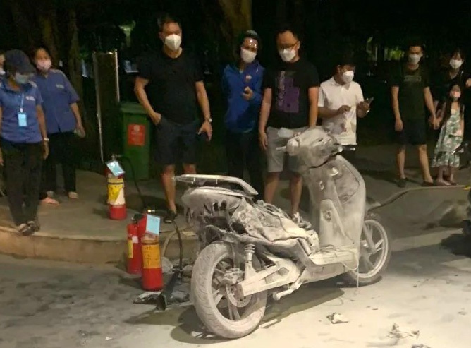 Nhung bat cap voi nguoi chay xe dien hinh anh