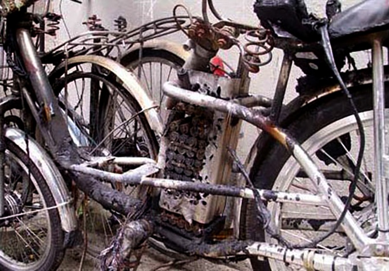 nguoi dan ban xe dien vi so chay no anh 1