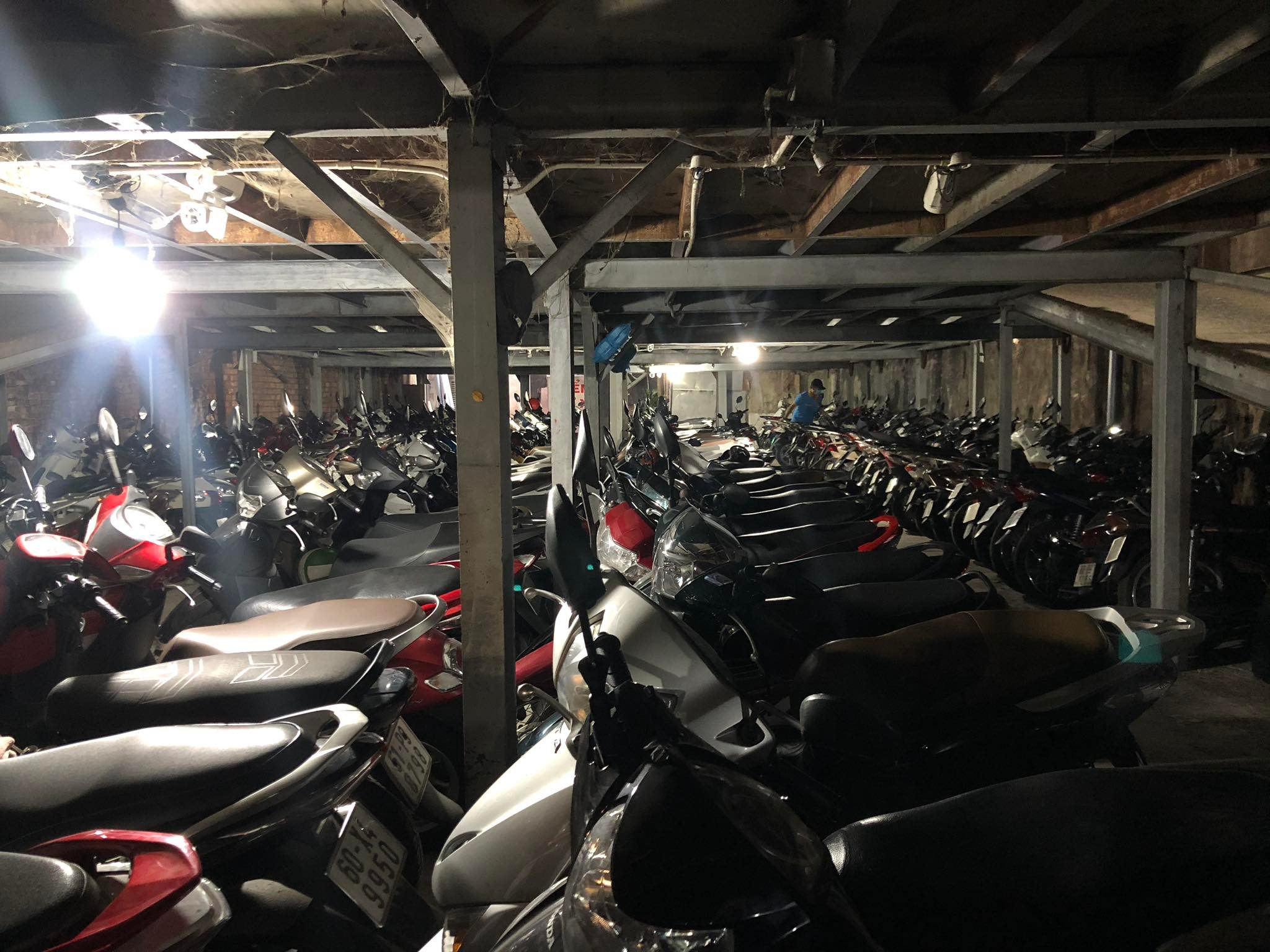 giu xe o trung tam,  xe hoi,  bai do xe o trung tam TP.HCM anh 2