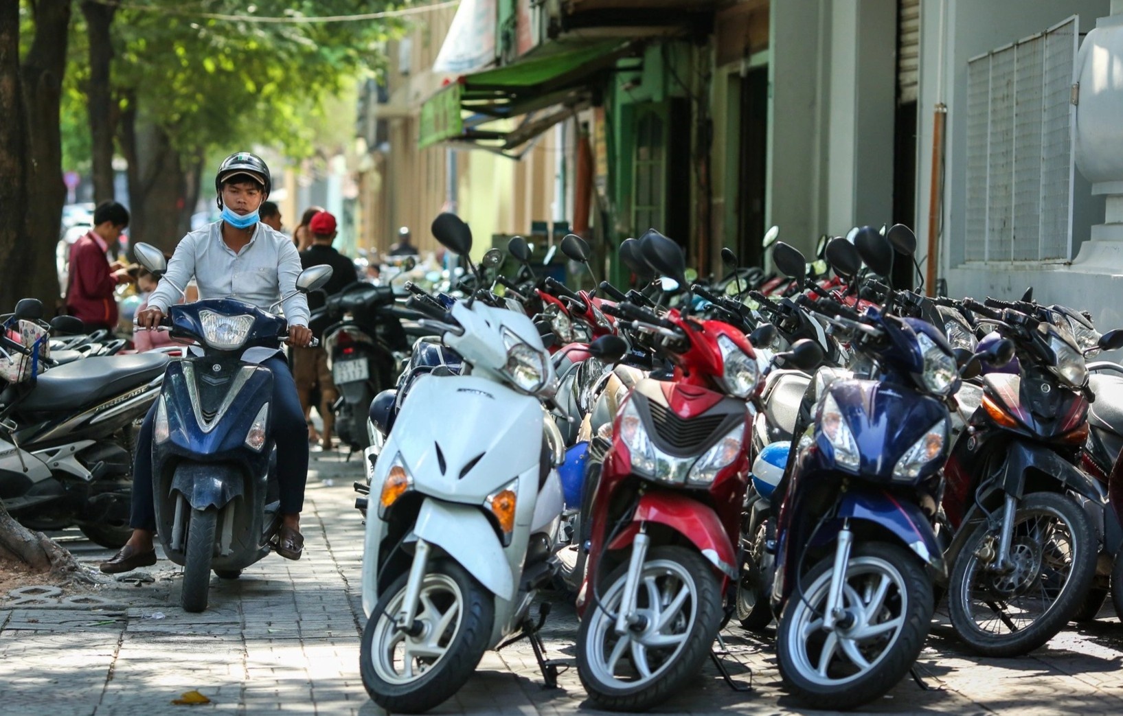 Bat nhao gia trong giu xe o trung tam TP.HCM hinh anh