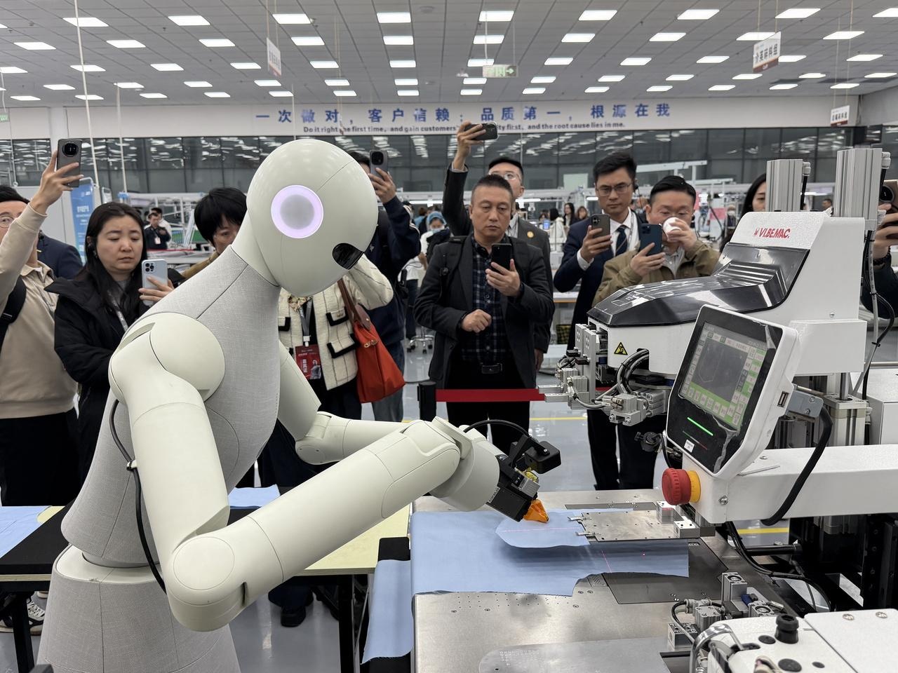 Robot Trung Quốc học nghề, công nhân có lo mất việc?