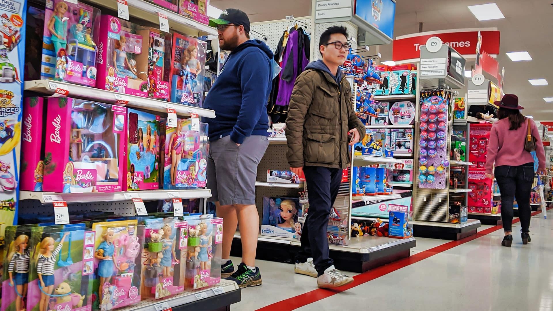 Vì sao búp bê Barbie và ôtô đồ chơi ngày càng đắt ở Mỹ?