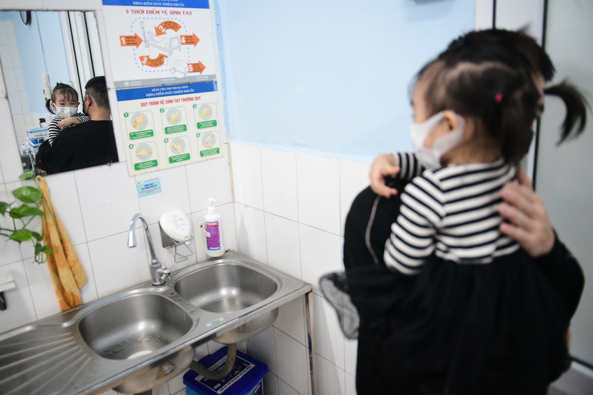 Con mac Covid-19 kho ngu ca dem vi khong duoc tam hinh anh