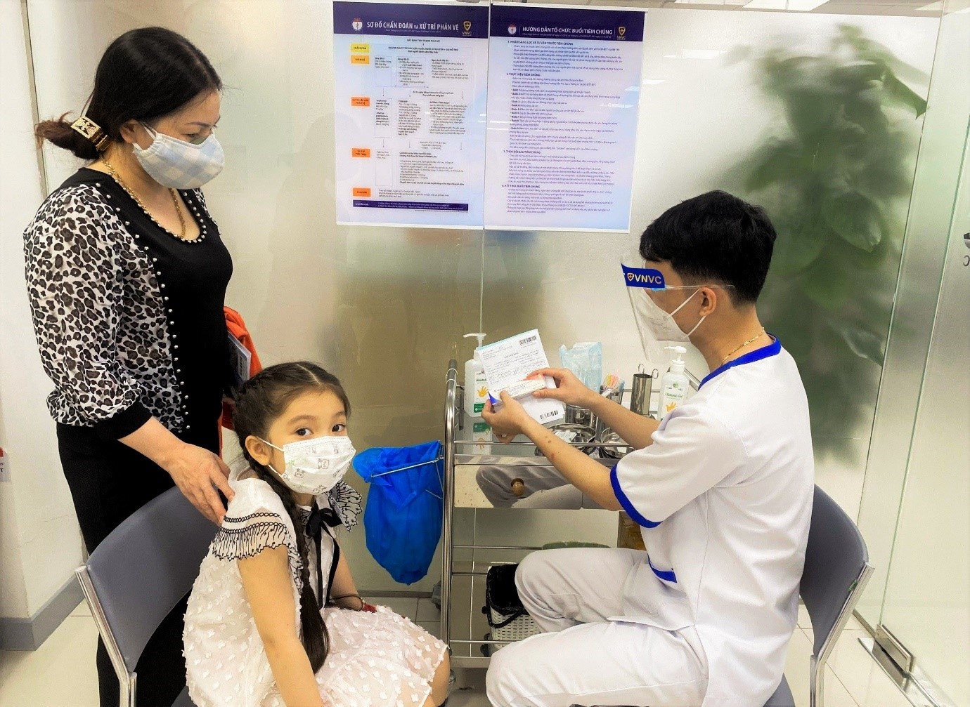 Tre tiem vaccine Covid-19 cung vaccine khac anh 1