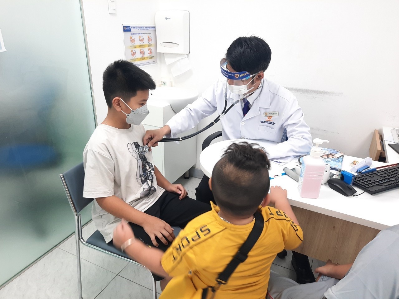 Tre tiem vaccine Covid-19 cung vaccine khac anh 2