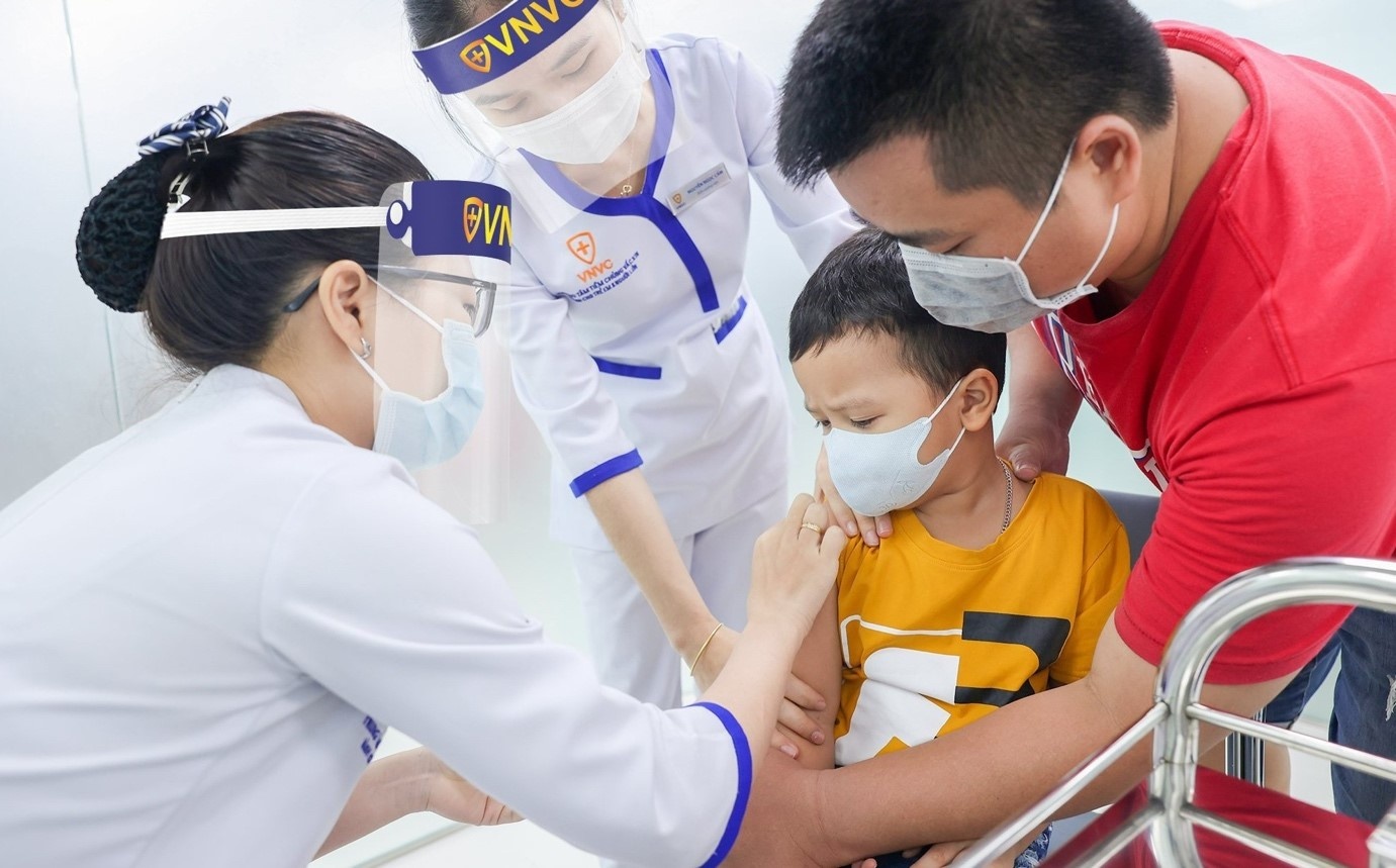 Tre co the tiem vaccine Covid-19 cung luc voi loai khac hinh anh