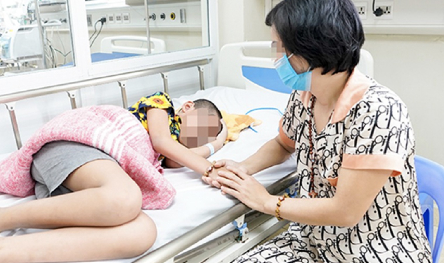 Be trai soc tim vi Covid-19 hinh anh