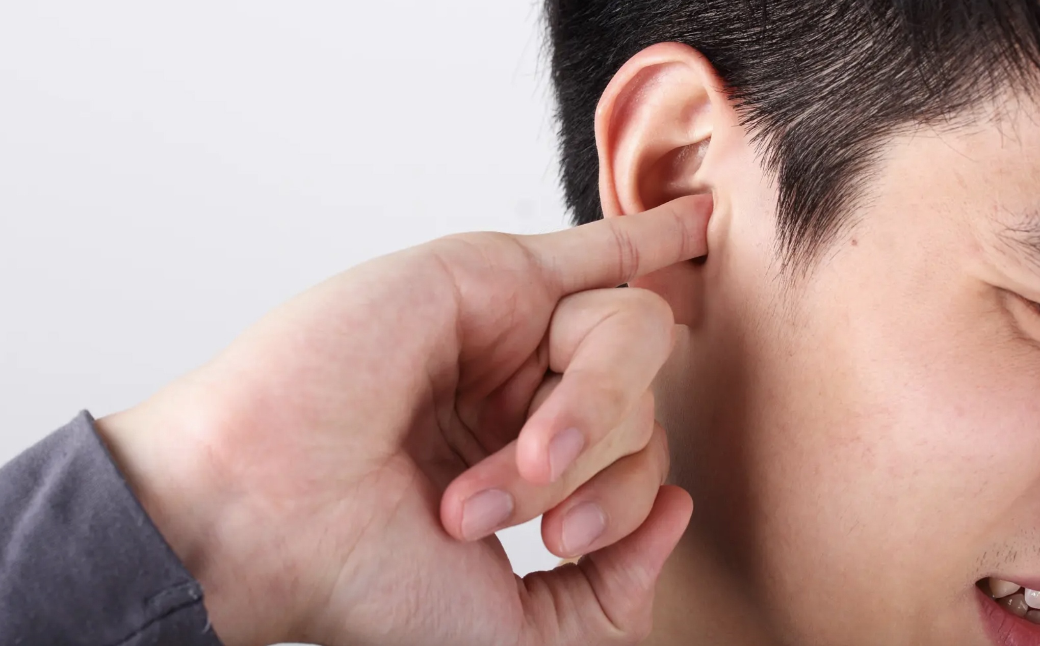 U tai, nghe kem sau nhiem nCoV hinh anh