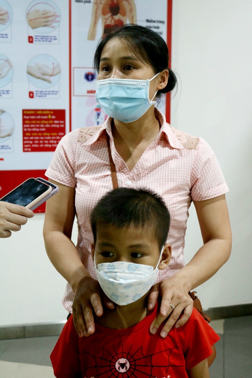 Khuon mat vang nu cuoi cua tre bi tan mau bam sinh anh 2