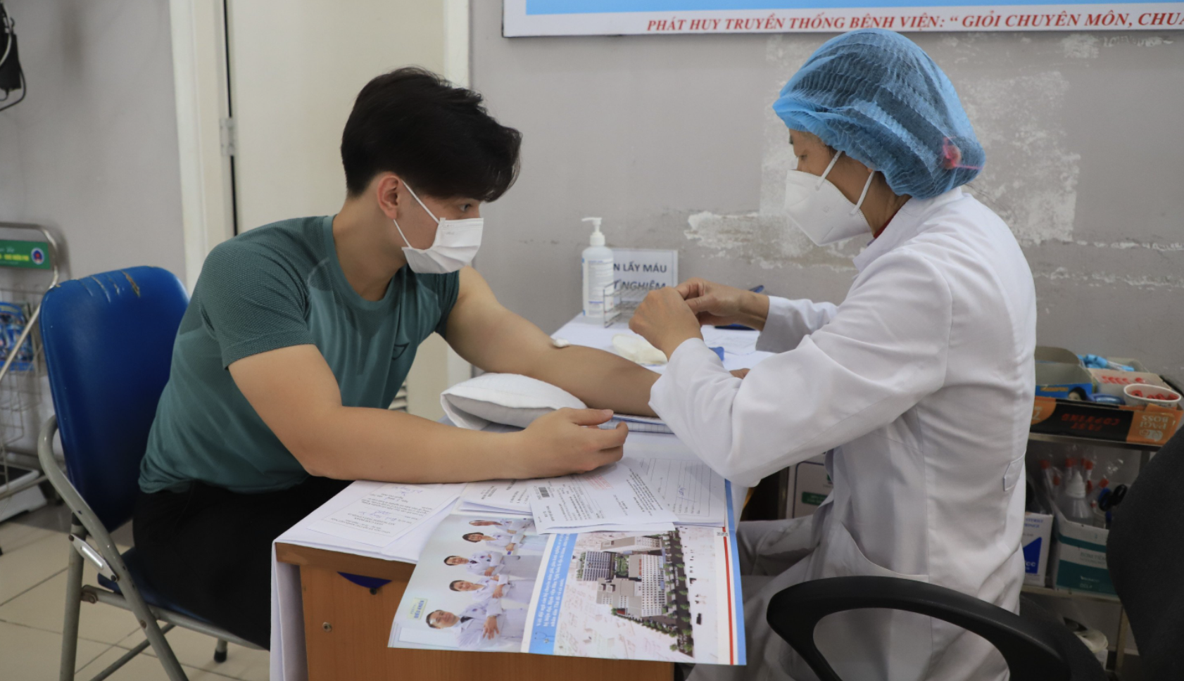 Giam suc ben sau nhiem nCoV anh 1