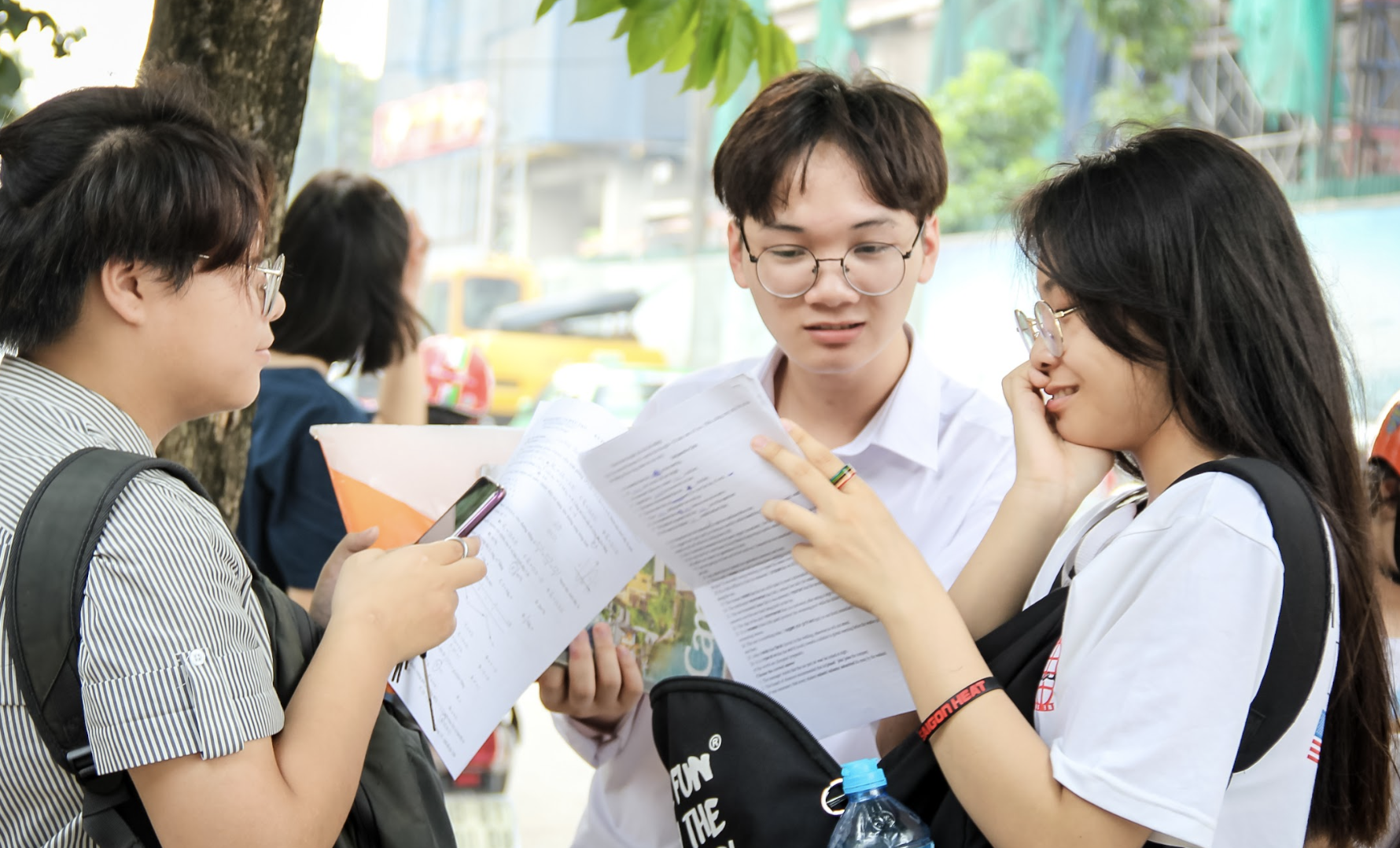 Son La mua lon keo dai, 1.000 thi sinh thi truong chuyen phai doi lich hinh anh