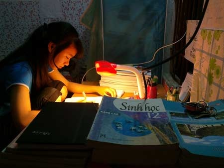 Si tu hoc thau dem mong vao truong danh tieng hinh anh