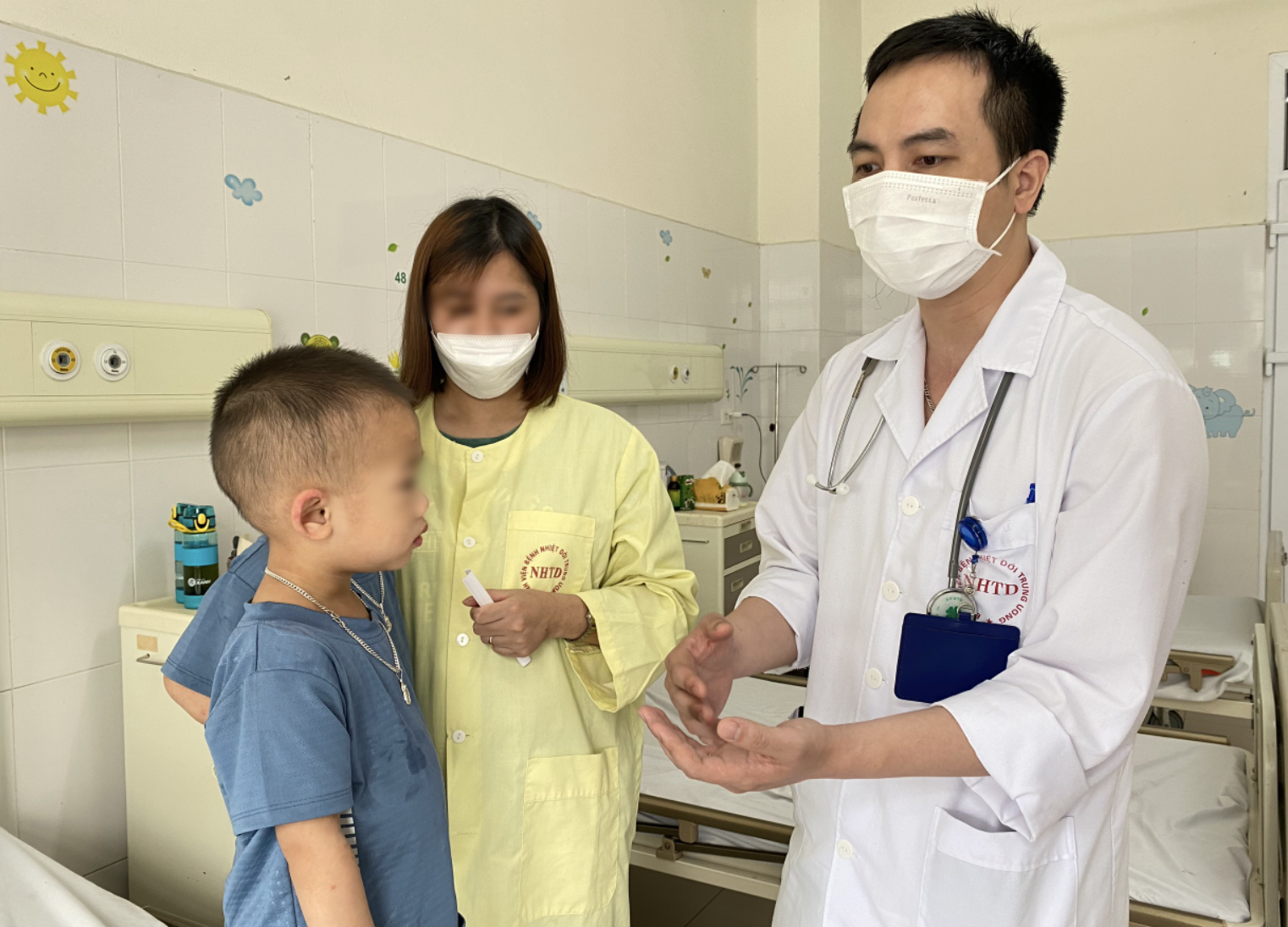 Dau hieu tre mac tay chan mieng phai nhap vien anh 2