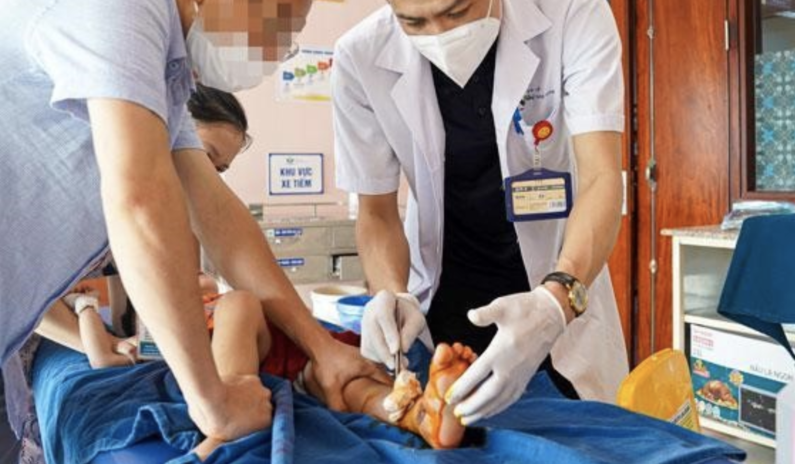 Tre dap nat ban chan vi cong truot tu dong hinh anh