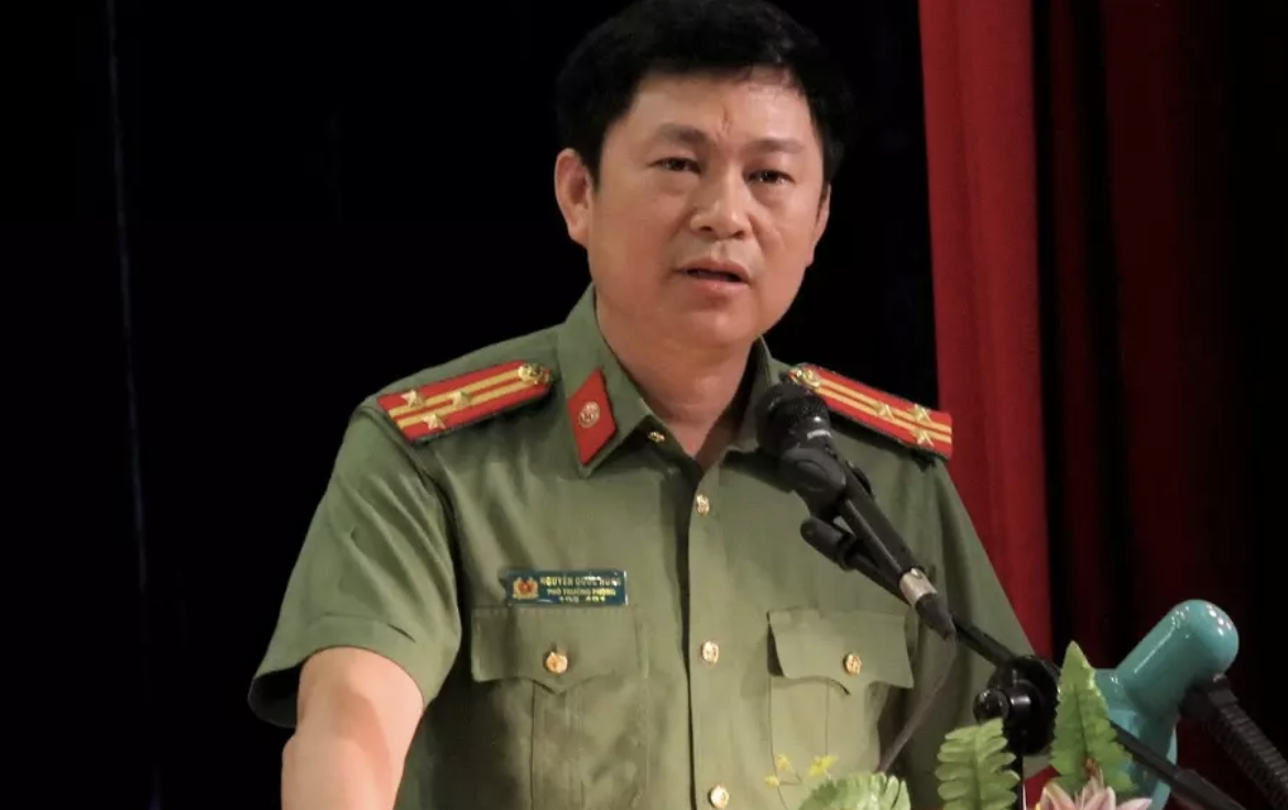 Thi sinh ngoi lam bam trong phong thi anh 1