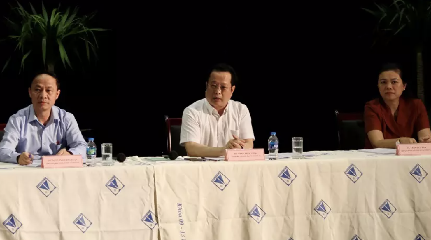 Thi sinh ngoi lam bam trong phong thi anh 2