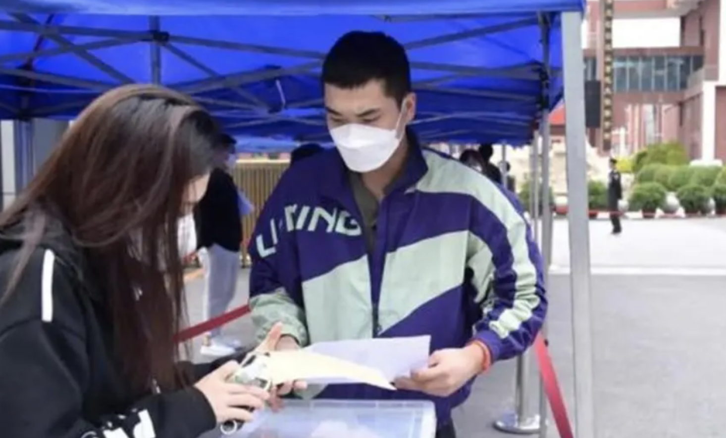 di giao hang ngay truoc gio thi anh 1