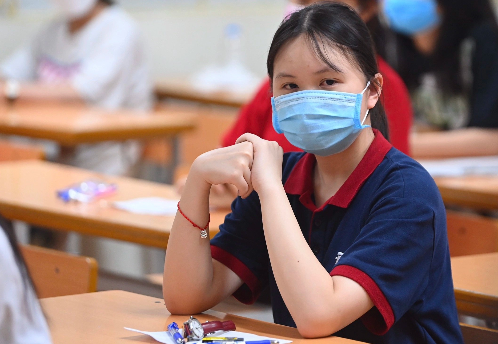 Thi sinh ngoi lam bam trong phong thi, giam thi chac chan phai thay hinh anh