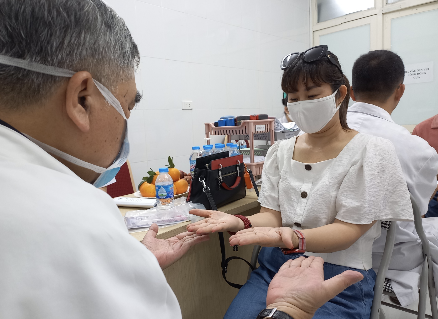 chang trai tre bi thoai hoa co tay anh 3