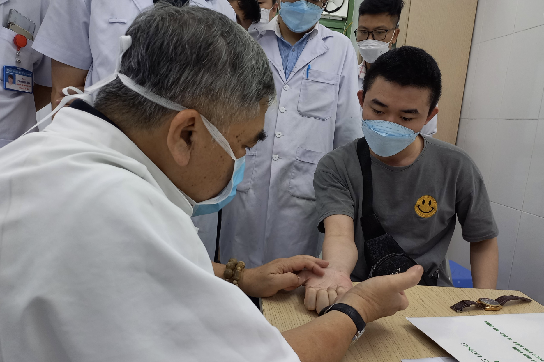 chang trai tre bi thoai hoa co tay anh 1