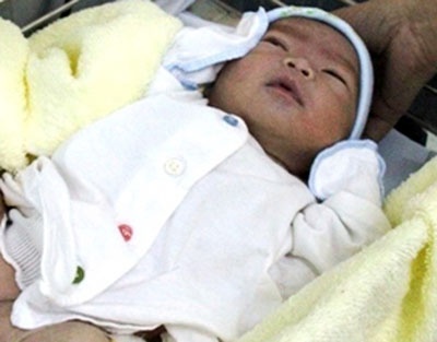 Be gai so sinh bi vut ngoai duong hinh anh