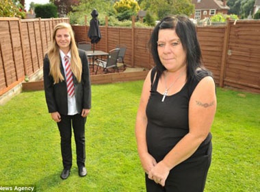 Nu sinh bi duoi hoc vi khong... mac vay hinh anh