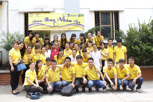 Cam dong voi lop hoc tang chao cho benh nhan ngheo hinh anh