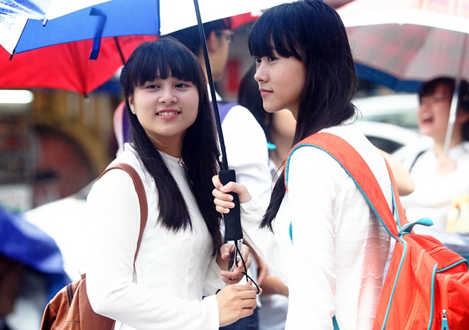 Hoc sinh khai giang trong con mua tam ta hinh anh