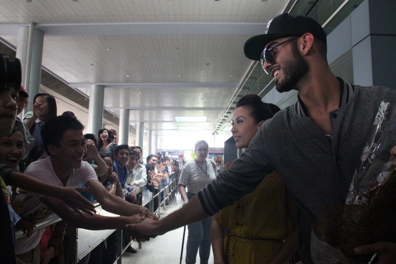 'Trai dep Omar' xuat hien tai san bay Tan Son Nhat hinh anh