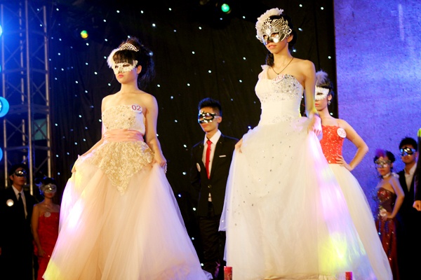Em ho Bui Anh Tuan dang quang dai su truong Ams hinh anh
