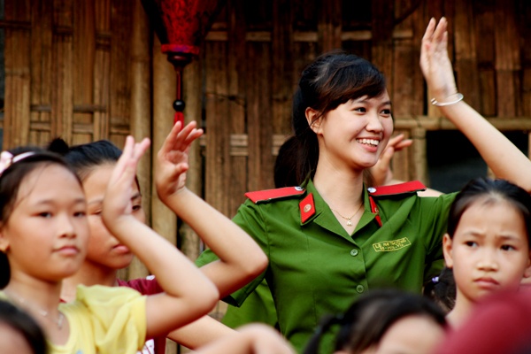 Sinh vien Canh sat vui Trung thu cung tre nho hinh anh