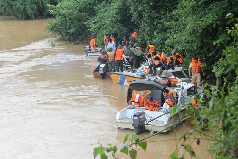 Quan thao tren song tim nan nhan cung o to bi lu cuon hinh anh