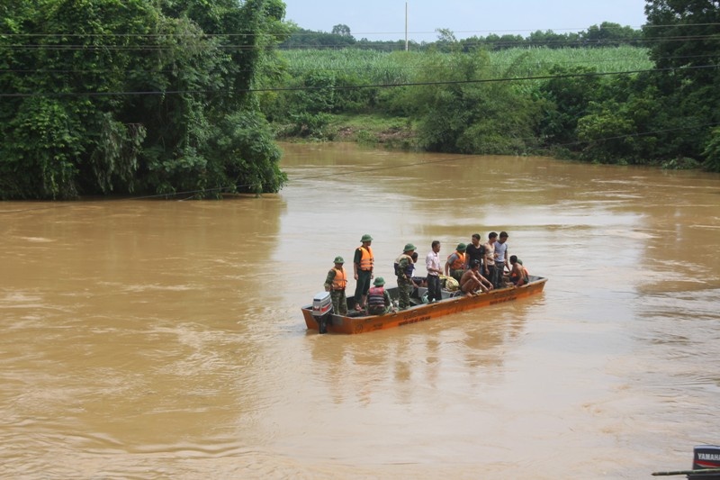 Clip tho lan tim kiem nan nhan bi nuoc cuon hinh anh