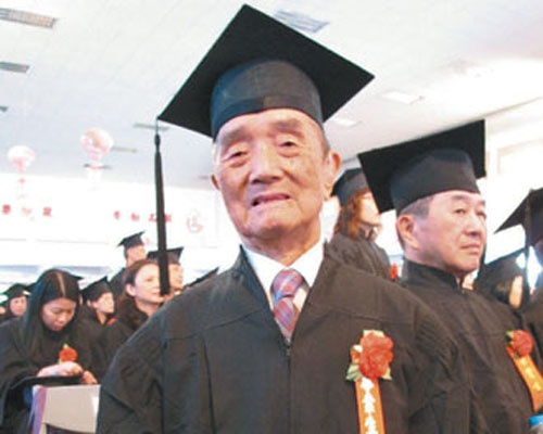 Ong cu tot nghiep dai hoc voi bang kep o tuoi 93 hinh anh