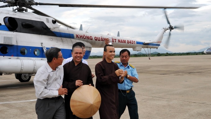 Dua su chua Song Tu Tay vao dat lien bang truc thang hinh anh