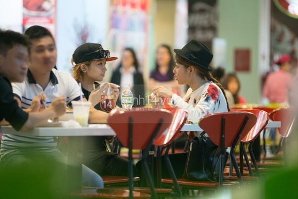 Chi Pu va Gil Le xuat hien sau khi lo anh nu hon dong gioi hinh anh