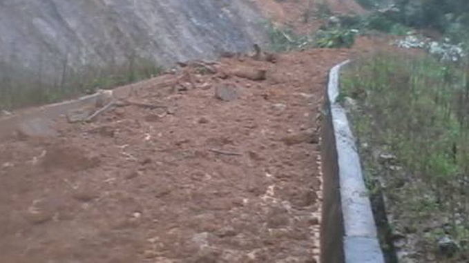 Nui lo lap duong, hai xa vung cao bi co lap hinh anh