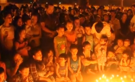 Clip hat quoc ca, ho vang ten Dai tuong trong dem hinh anh