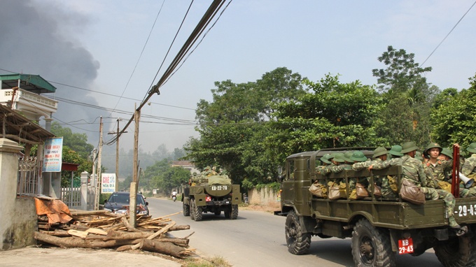 Nhieu xe quan doi tiep tuc den cuu ho vu no phao hoa hinh anh