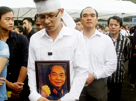 Noi long cua chang trai deo tang, xin di anh tho Dai tuong hinh anh