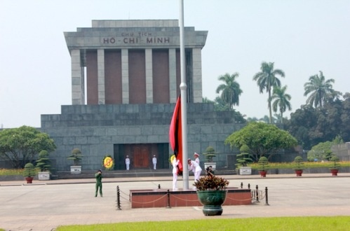 Ha co ru Quoc tang Dai tuong tren Quang truong Ba Dinh hinh anh