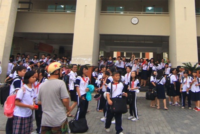 Hoc sinh TP.HCM voi va nghi hoc som tranh bao hinh anh