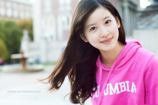 Hinh anh gian di cua co be tra sua tren dat My hinh anh