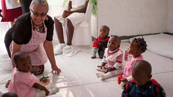 Phat bang ve sinh cho nu sinh den truong hinh anh