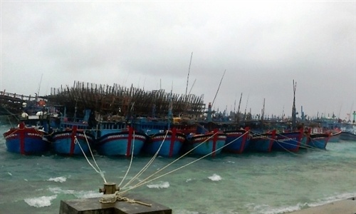 Truong Sa gio giat cap 12, song lon mu mit hinh anh