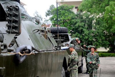 Xe boc thep san sang cuu dan trong sieu bao Haiyan hinh anh