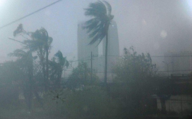 Dem khong ngu trong phong tro cua nu sinh truoc sieu bao hinh anh