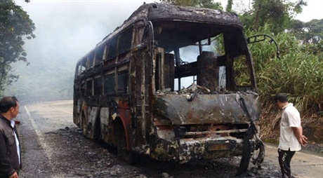 Xe khach chay rui, 30 hanh khach thoat chet hinh anh