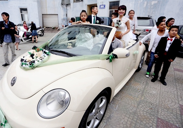 Truong nhom Big Toe voi xe mui tran ruoc co dau lech 20 tuoi hinh anh