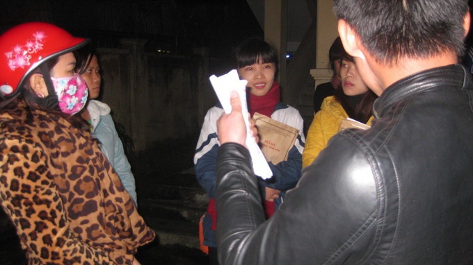 Hon 100 sinh vien vay giam doc trung tam dao tao hinh anh